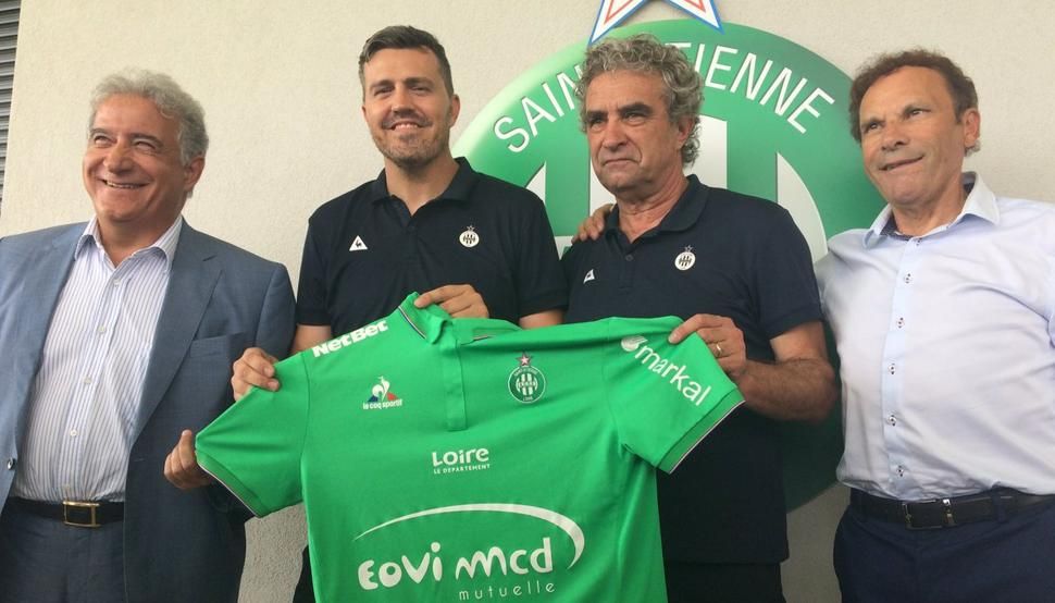  Óscar García en su presentación.