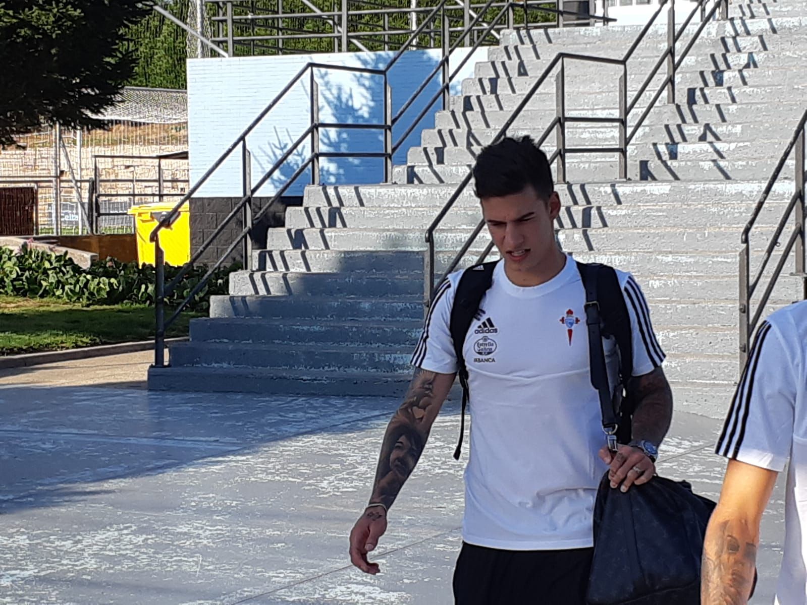  Santi Mina subiendo al autobús del Celta hacia A Toxa.