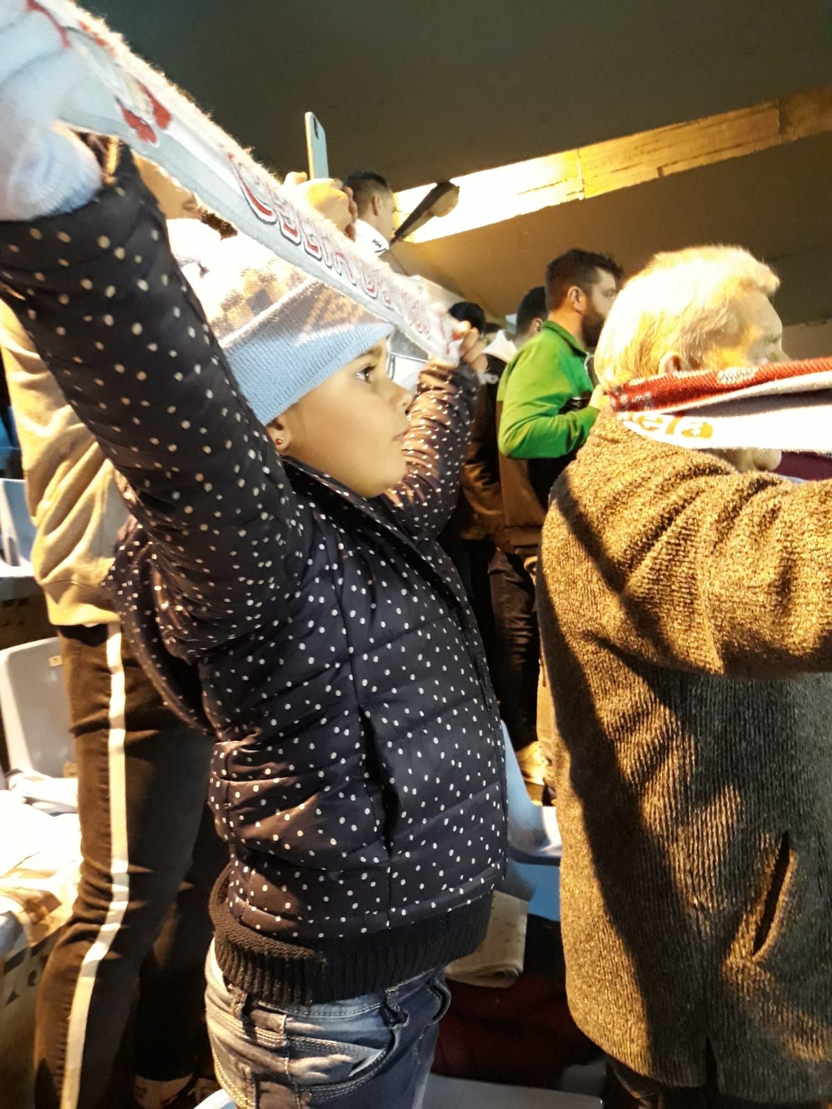  Sara anima al Celta con su bufanda durante el partido frente al Sevilla.