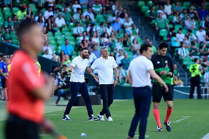  Éder Sarabia habla junto a Quique Setién, durante su etapa en el Betis.