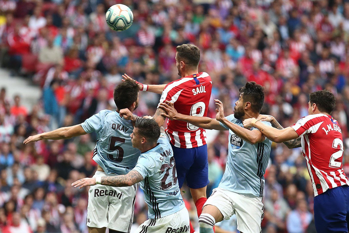  Saúl pugba por un balón aéreo con Okay.