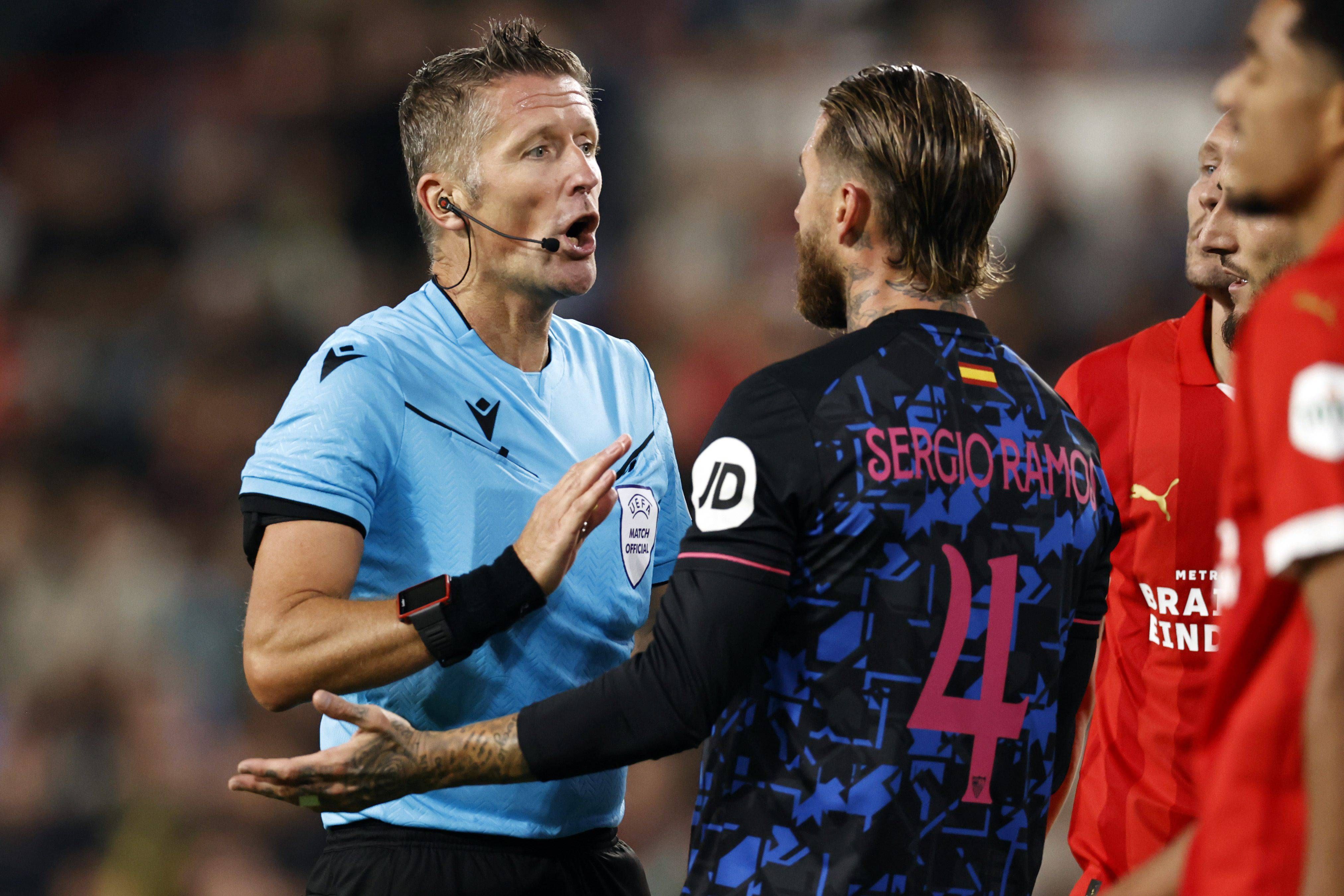  Sergio Ramos protestando su penalti contra el PSV.