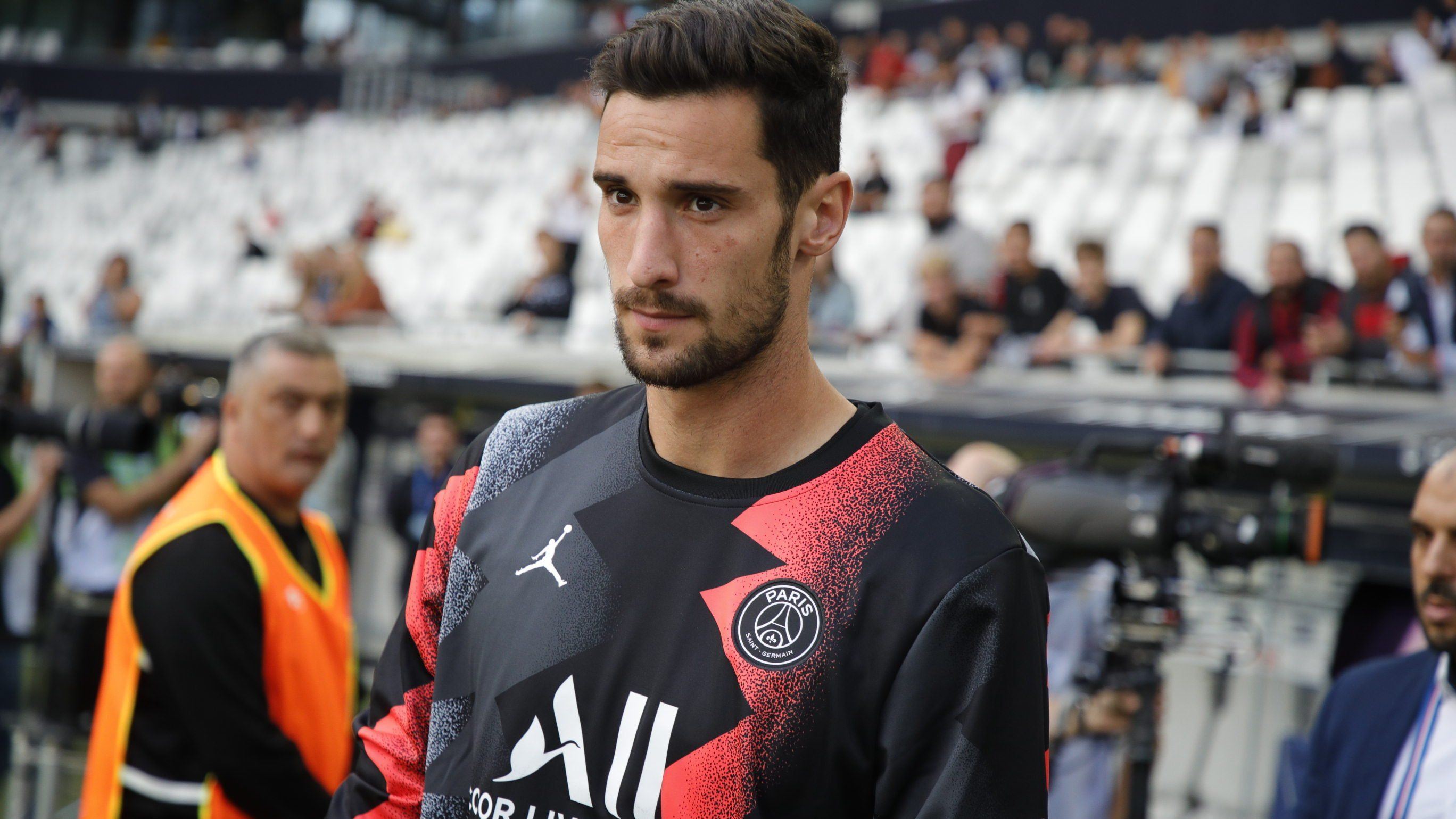 Sergio Rico, en un calentamiento con el PSG.