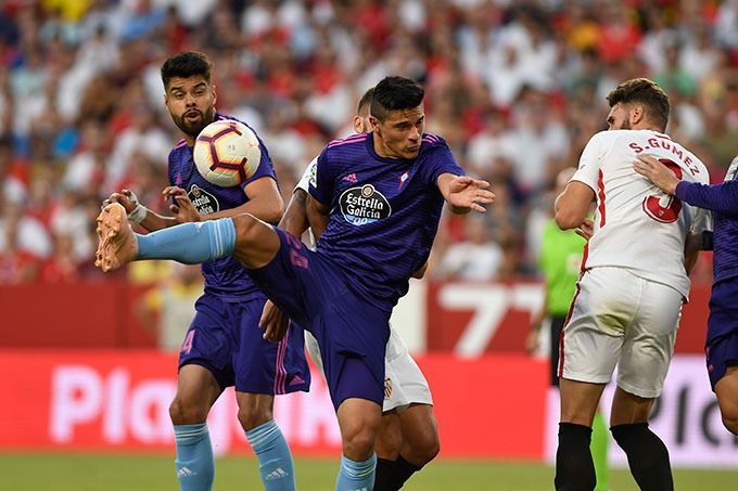  Araujo y Roncaglia en el duelo ante el Sevilla.