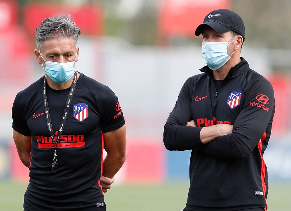  Simeone, junto a Nelson Vivas en un entrenamiento del Atlético.