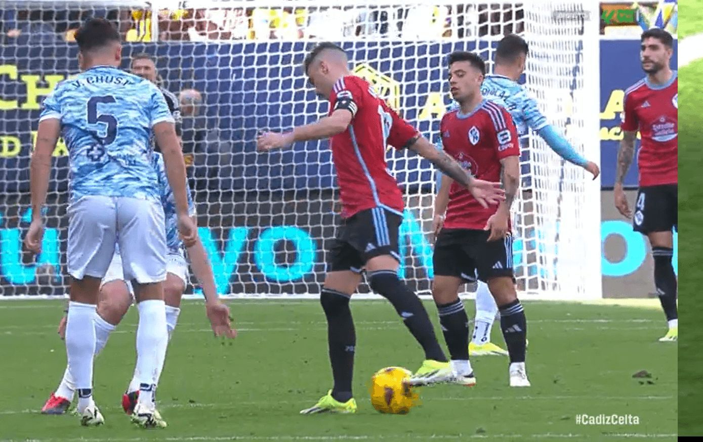Aspas escondiendo el balón a los jugadores del Cádiz.