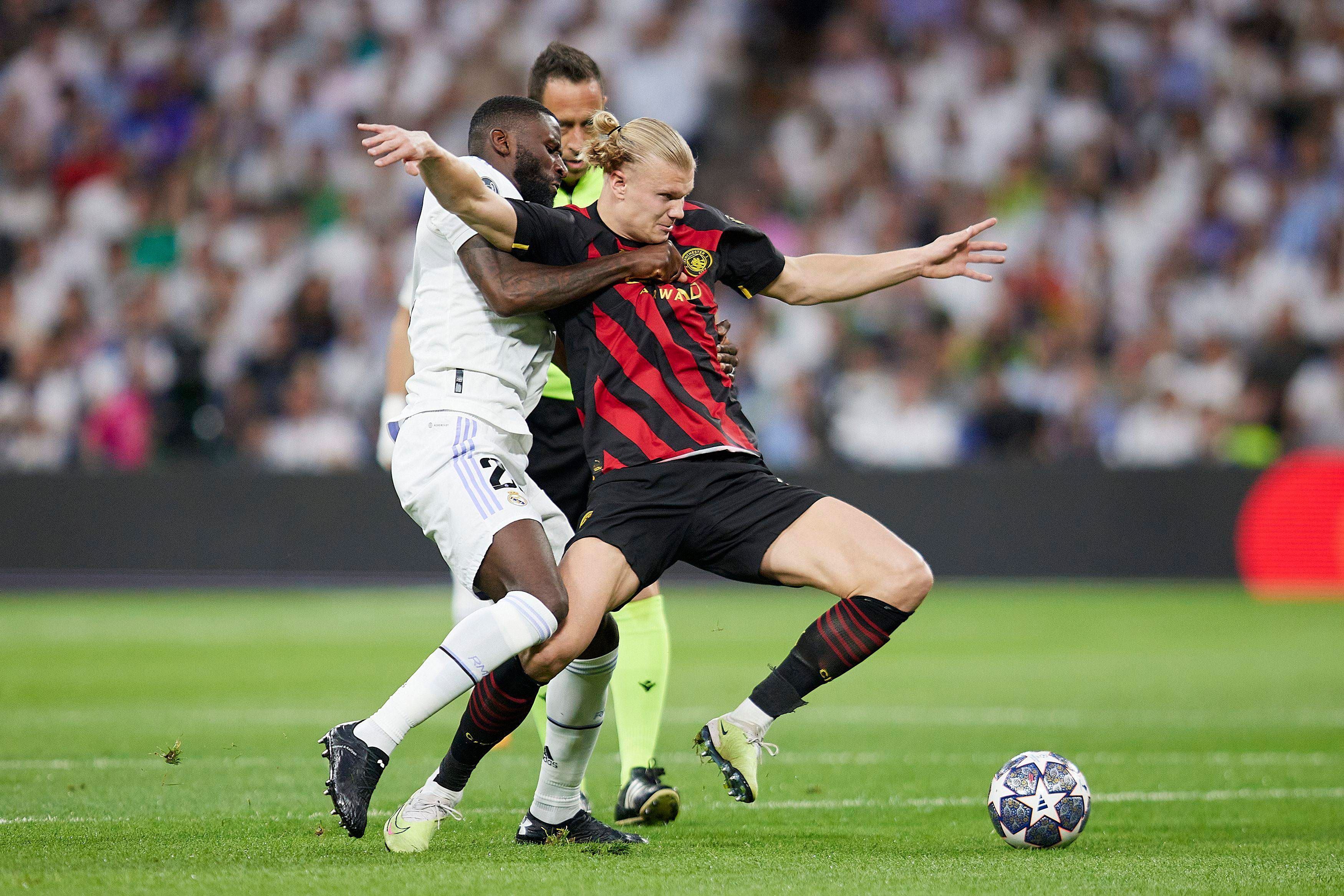 Haaland intenta escapar de Rudiger durante el Real Madrid - Manchester City.