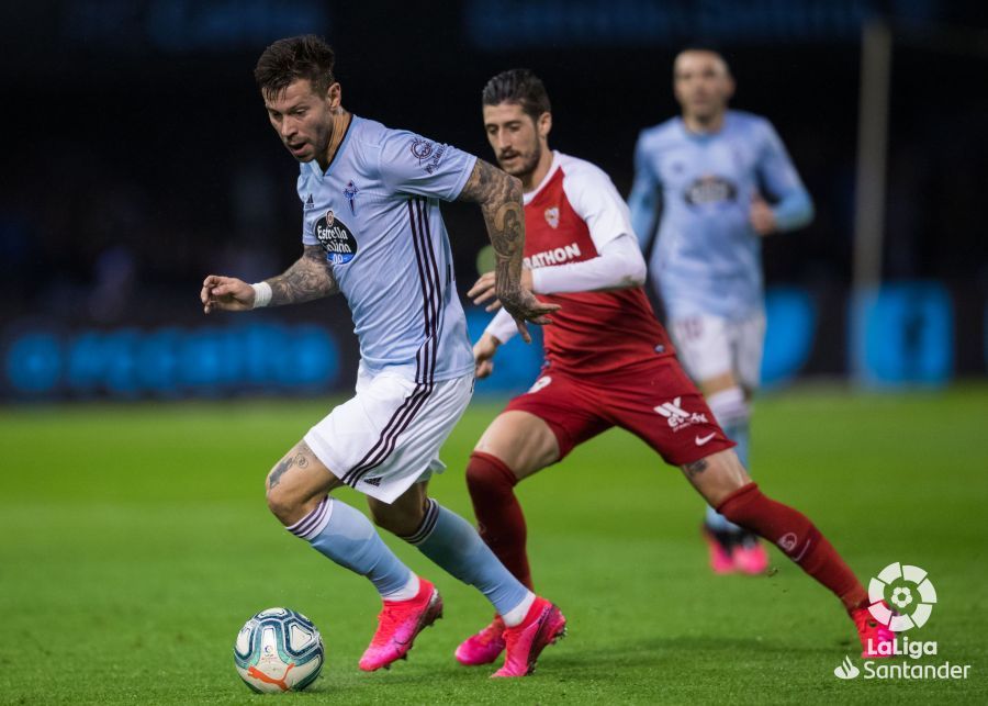  Smolov conduce el balón en su debut con el Celta contra el Sevilla.