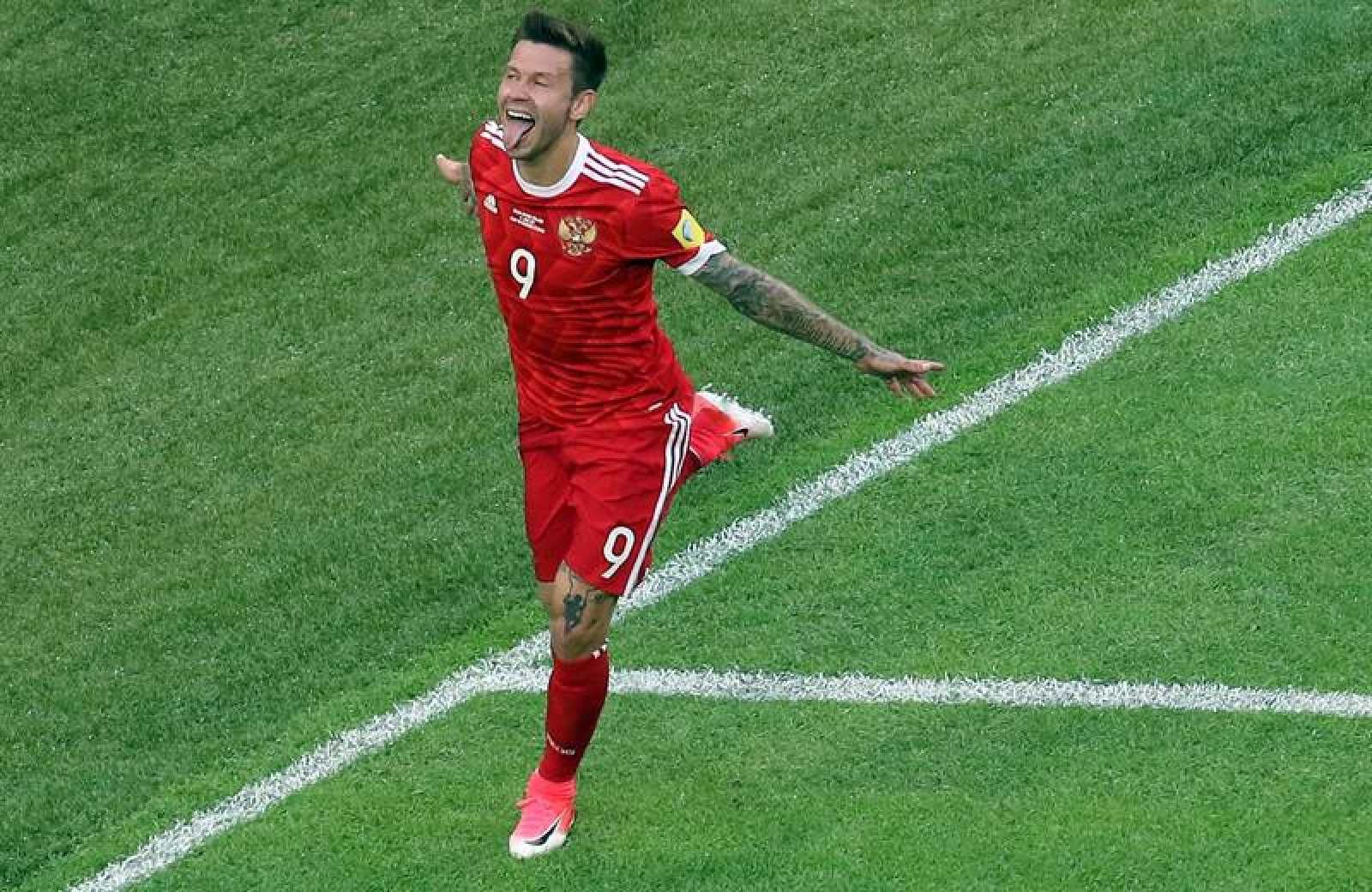  Fédor Smolov celebra un gol con Rusia.
