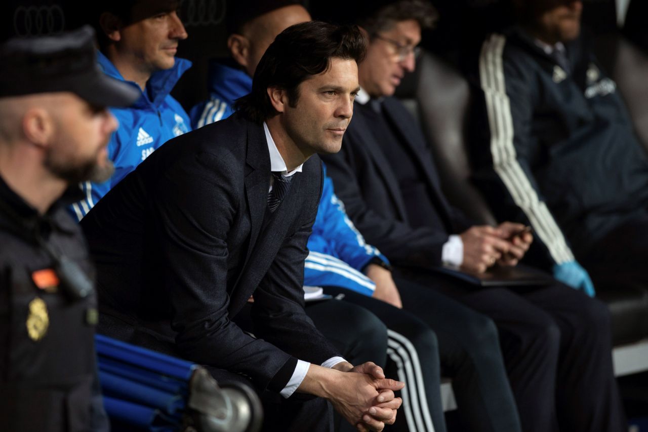  Solari, sentado en el banquillo del Santiago Bernabéu.