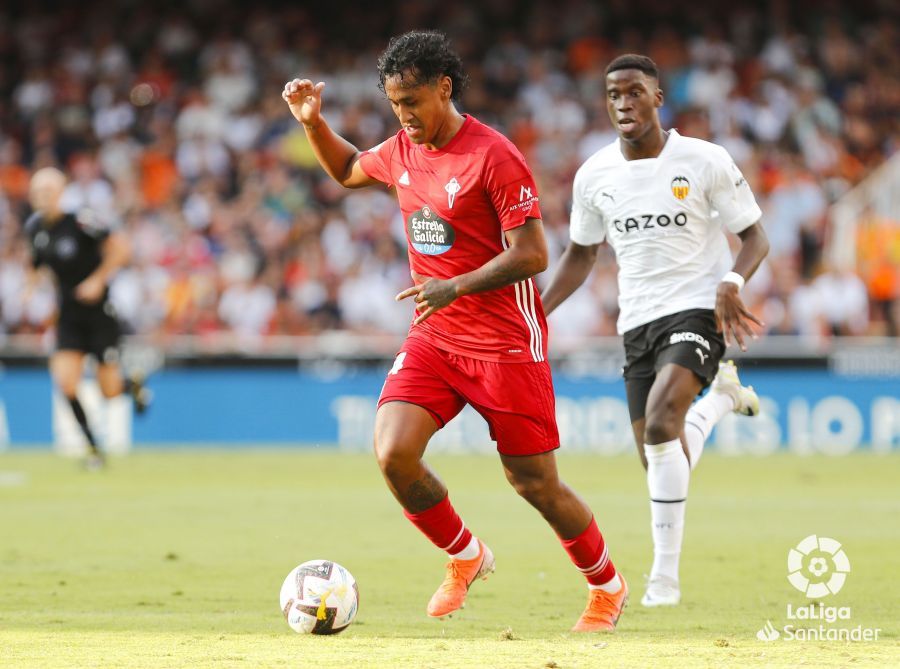  Tapia ante el Valencia en Mestalla.