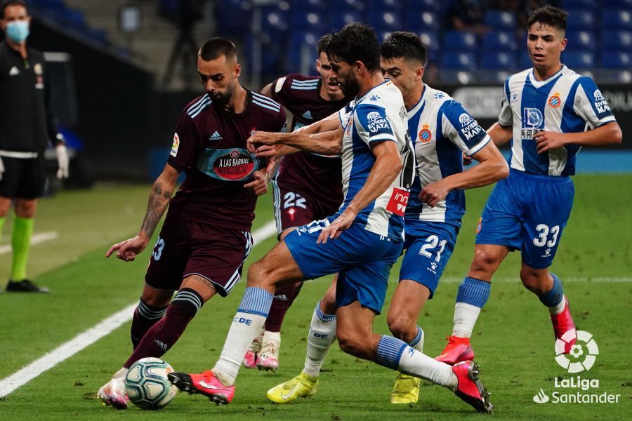  Brais, acosado por varios jugadores del Espanyol.