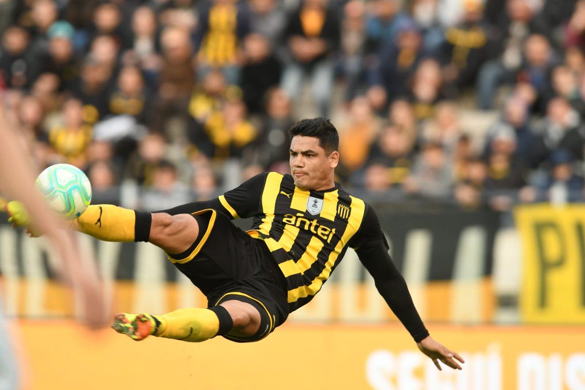  Gabriel Fernández rematando a puerta.
