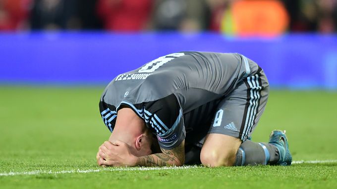 Guidetti lamentándose de su fallo.