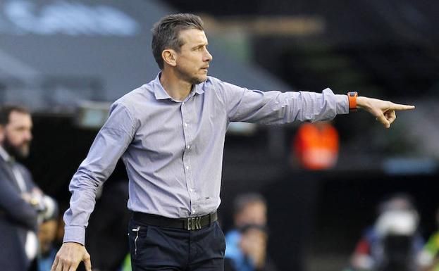  Unzué dirigiendo un partido del Celta.