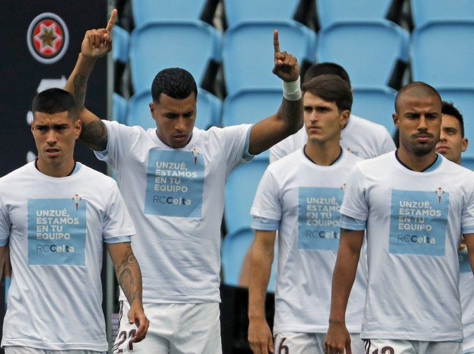  Varios jugadores del Celta salen al campo con una camiseta apoyando a Unzué.