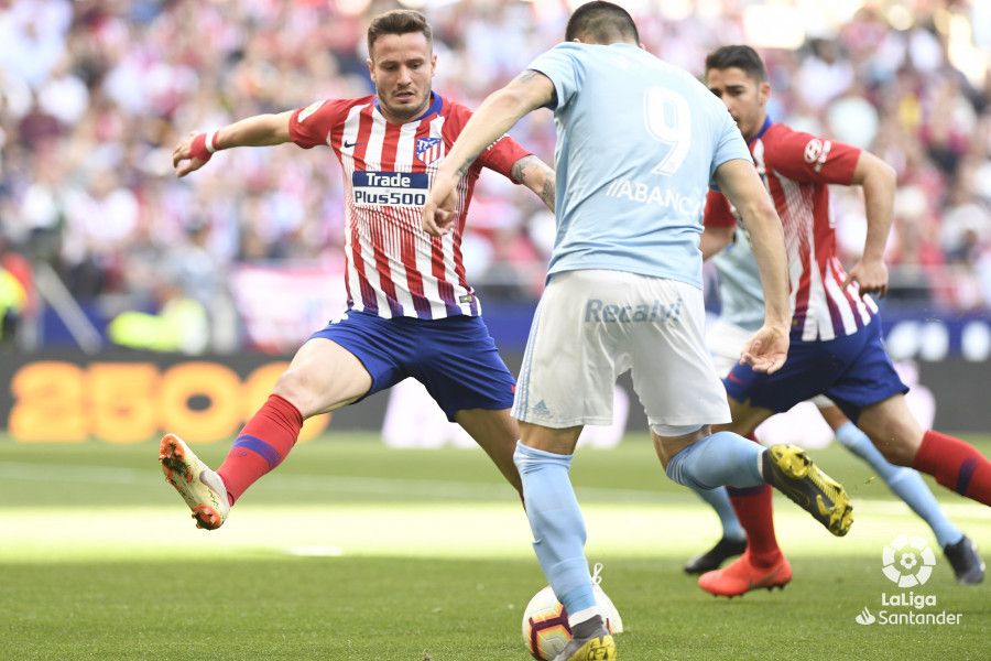  Maxi Gómez tira a puerta ante Saúl Ñíguez en el Atlético de Madrid-Celta.