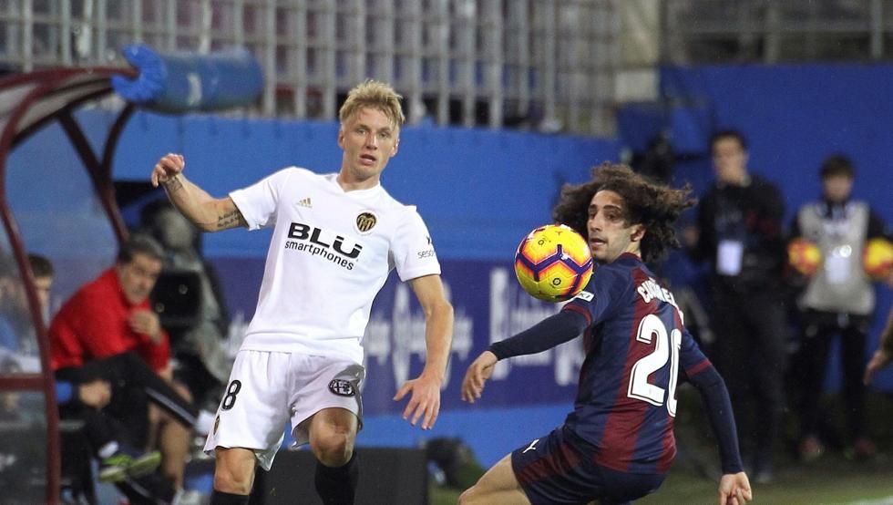 Wass y Cucurella, durante un lance de partido