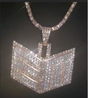  Colgante de Emre Mor.