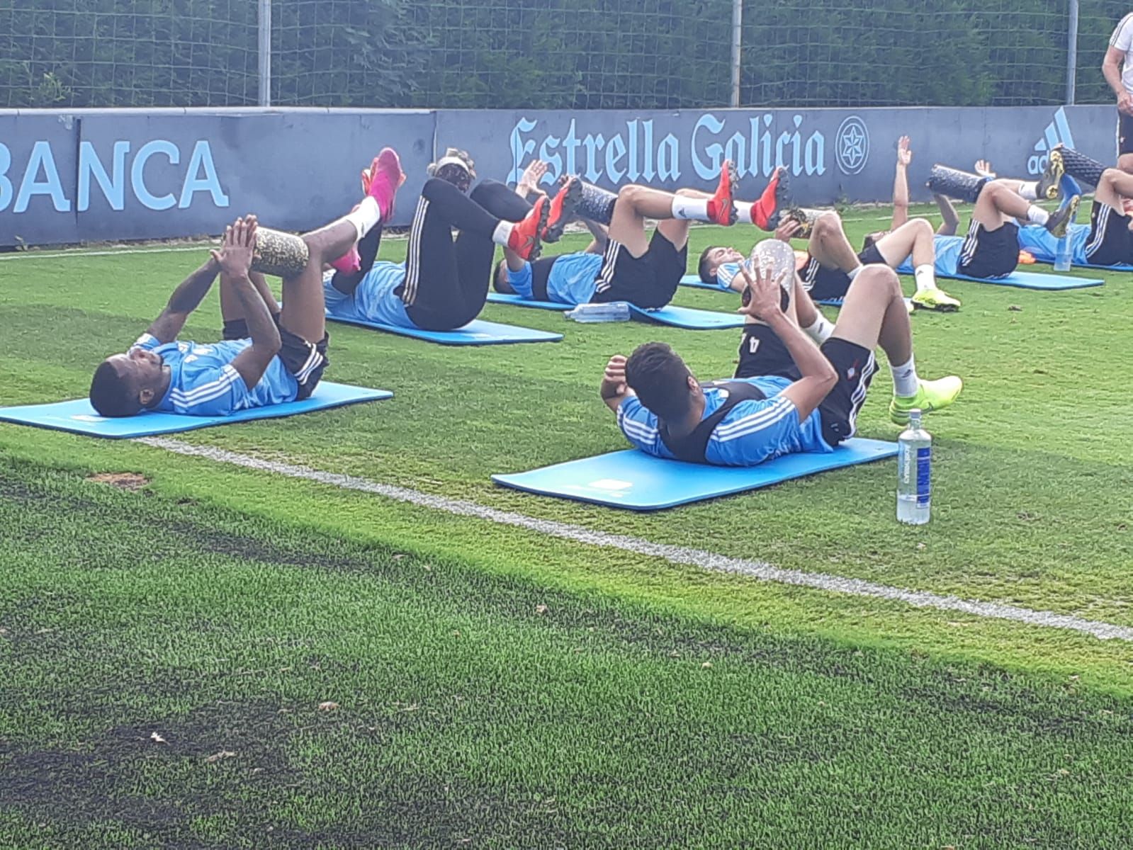  El Celta de Vigo realiza estiramientos en A Madroa.