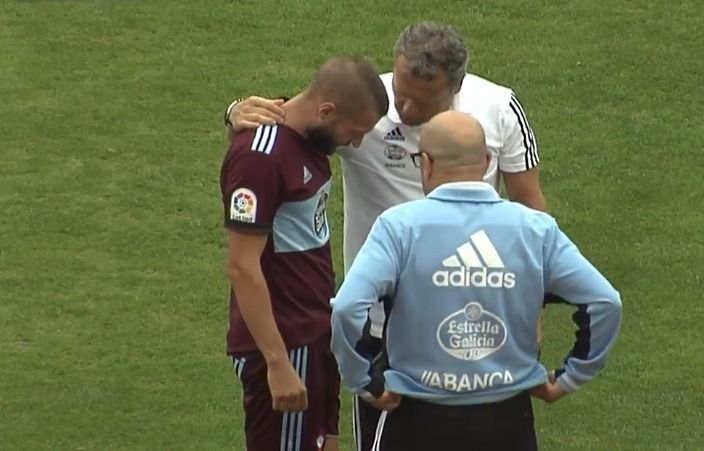  David Juncá se duele tras lesionarse en el Celta-Tenerife.