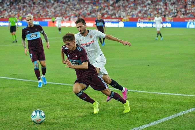  Denis Suárez conduciendo el balón ante el Sevilla.