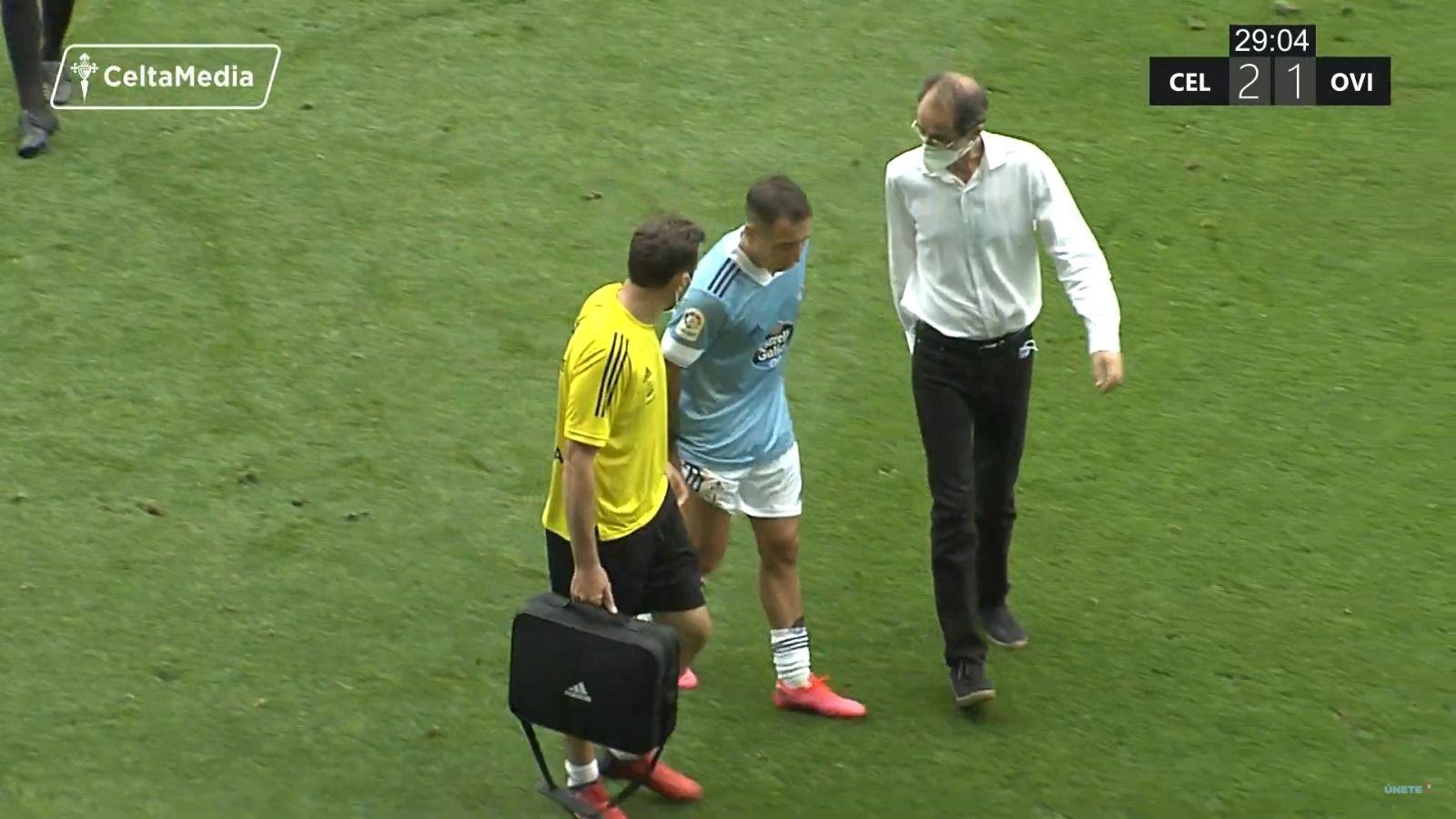  Emre Mor se retira lesionado durante el Celta-Real Oviedo.
