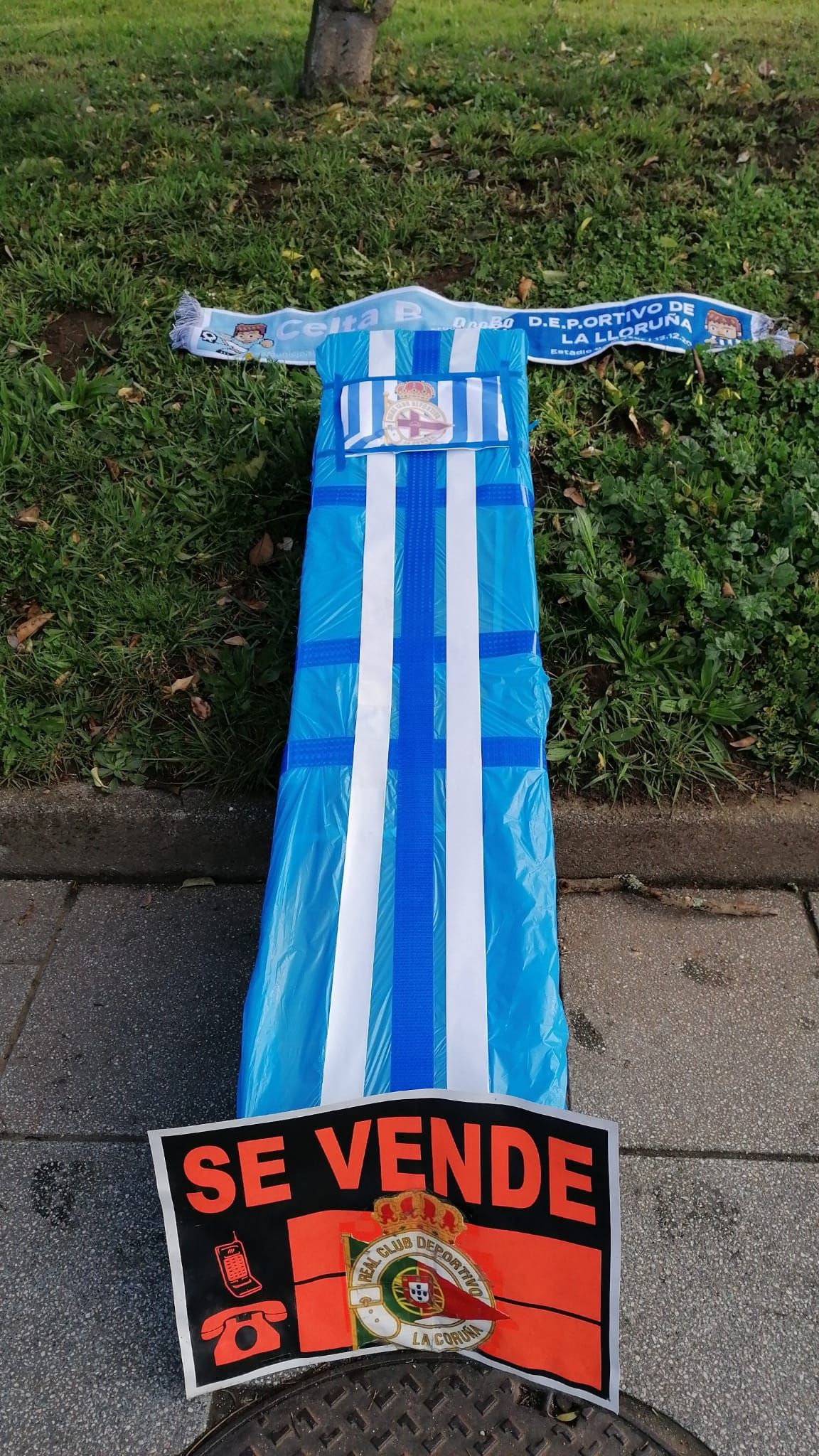  Ataúd con los colores del Dépor, cartel de 'Se vende' y bufanda de O Novo Derbi.