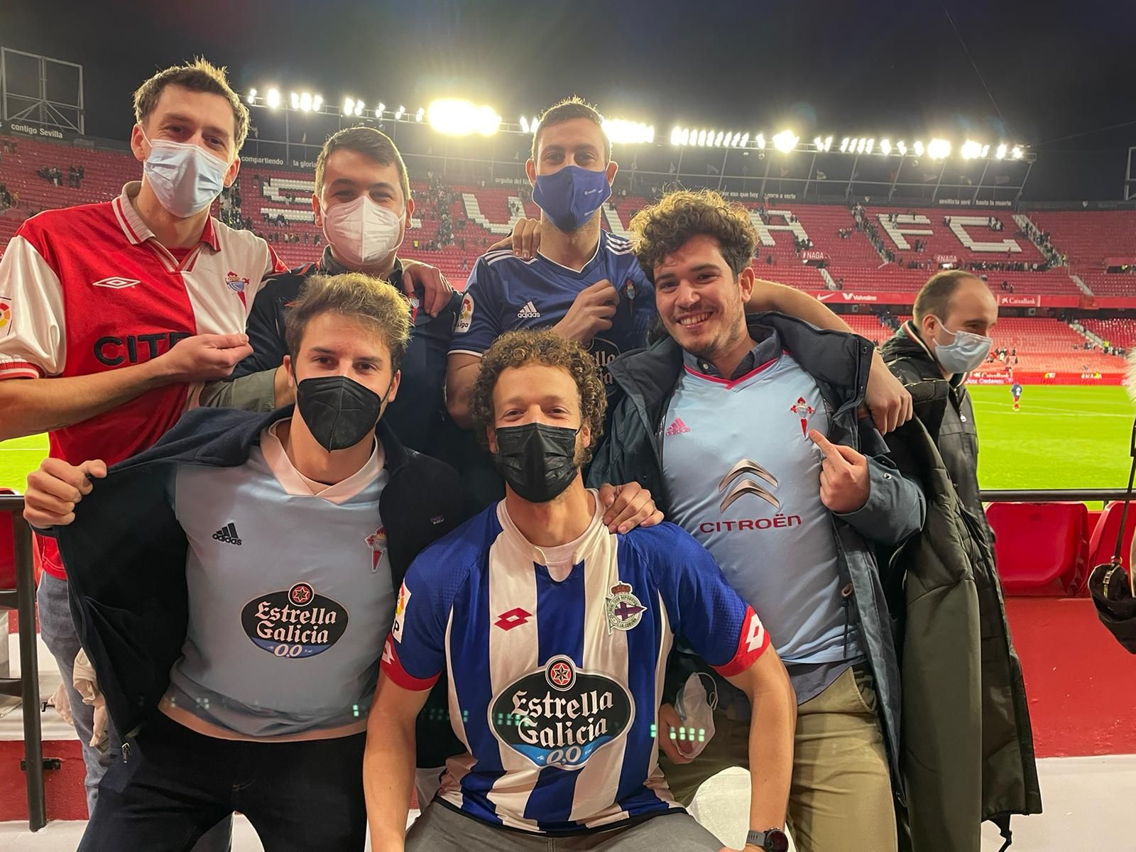  El aficionado del Celta con la camiseta del Dépor, de despedida de soltero en el Sánchez Pizjuán