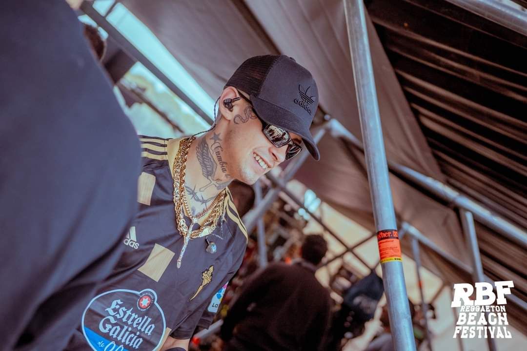  Duki no es el único: L-Gante, con la camiseta del Celta (Foto: Reggaeton Beach Festival de Nigrán