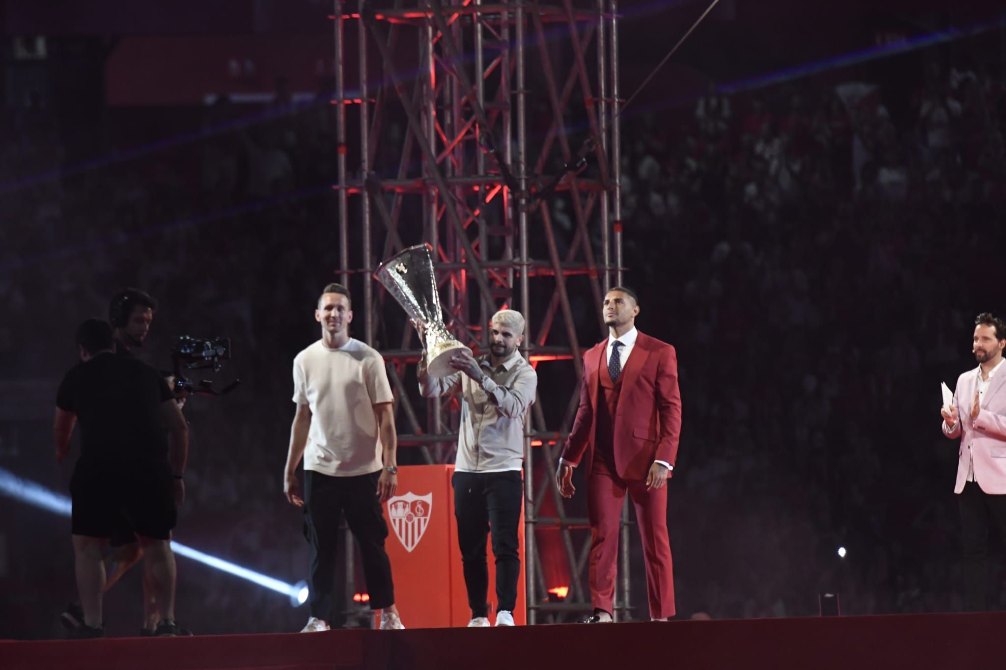 De Jong, Banega y Diego Carlos, con la Europa League de 2020.