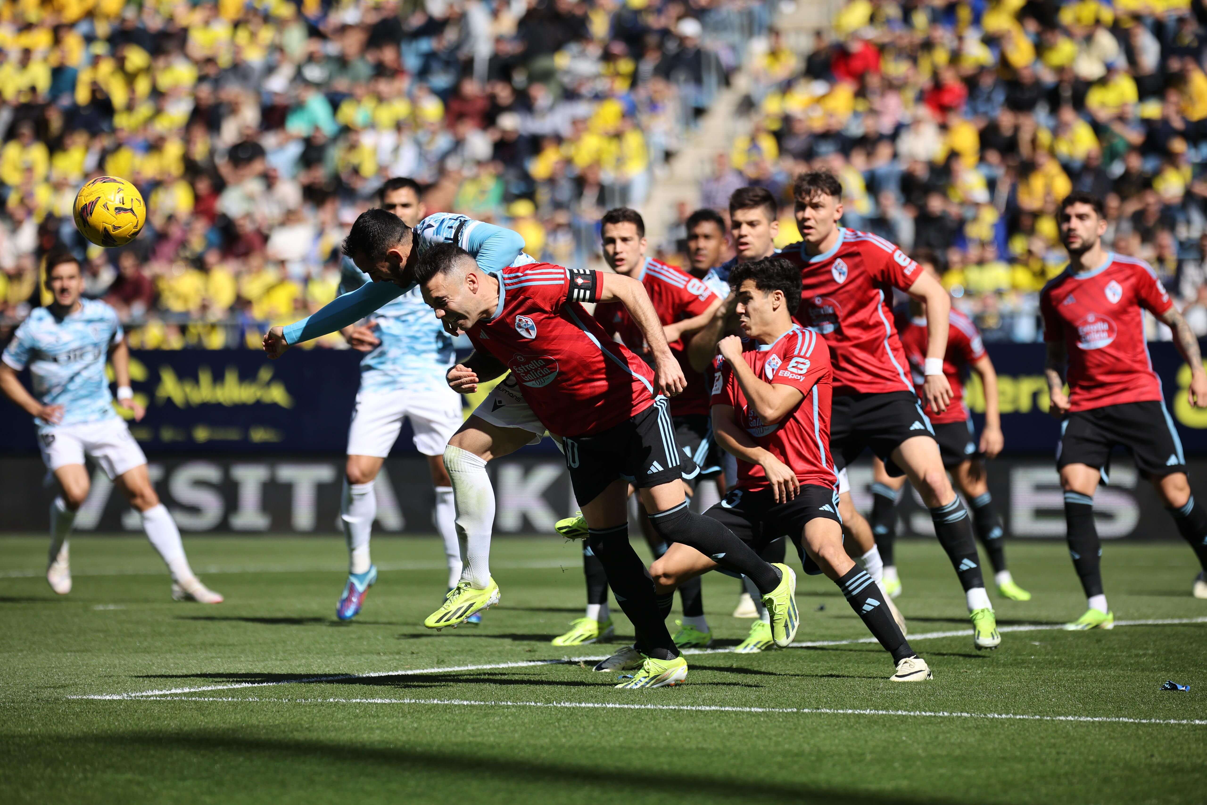  Aspas, al remate en el Cádiz - Celta.