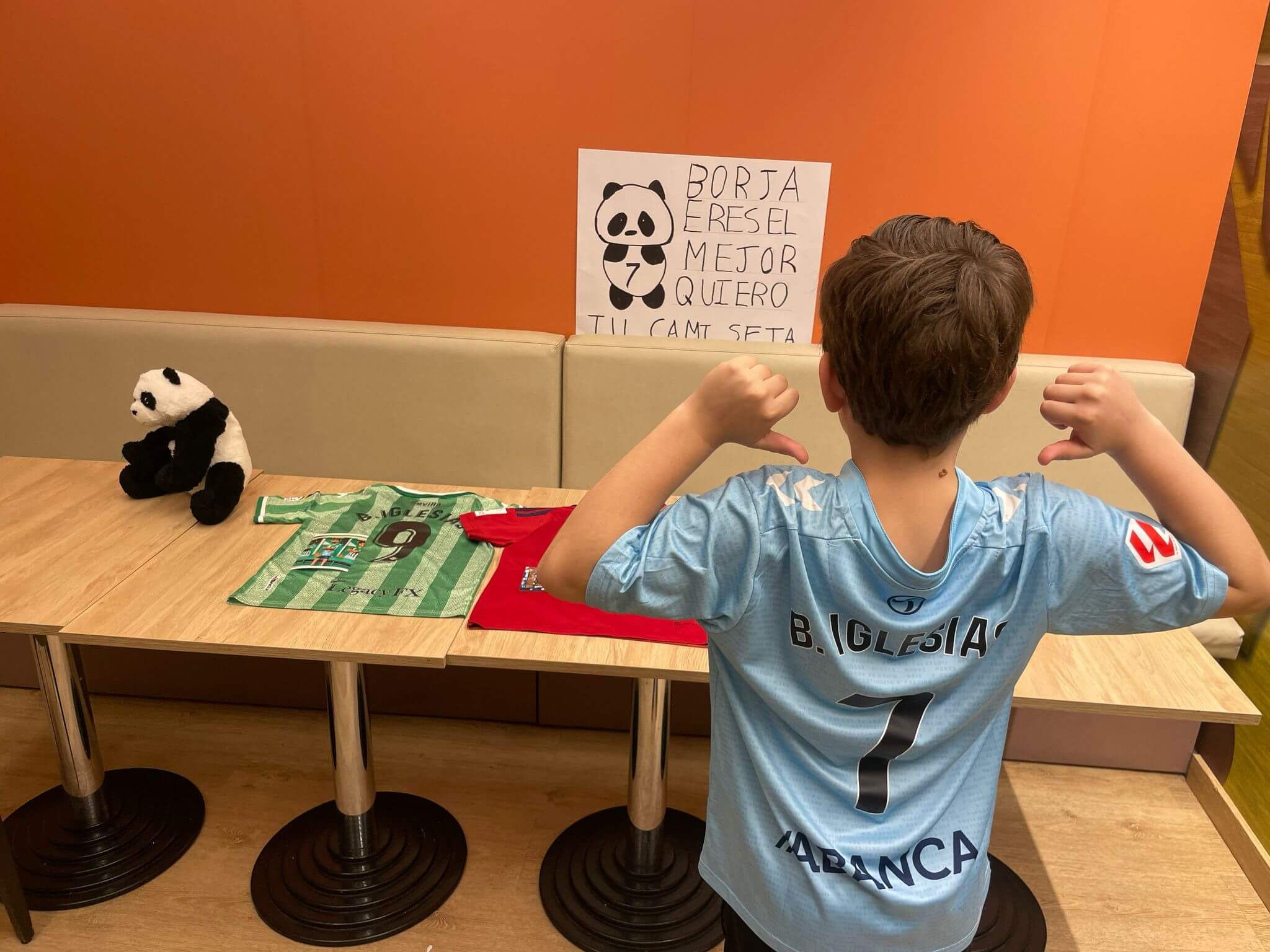  Gonzalo posa con la camsiseta de Borja Iglesias