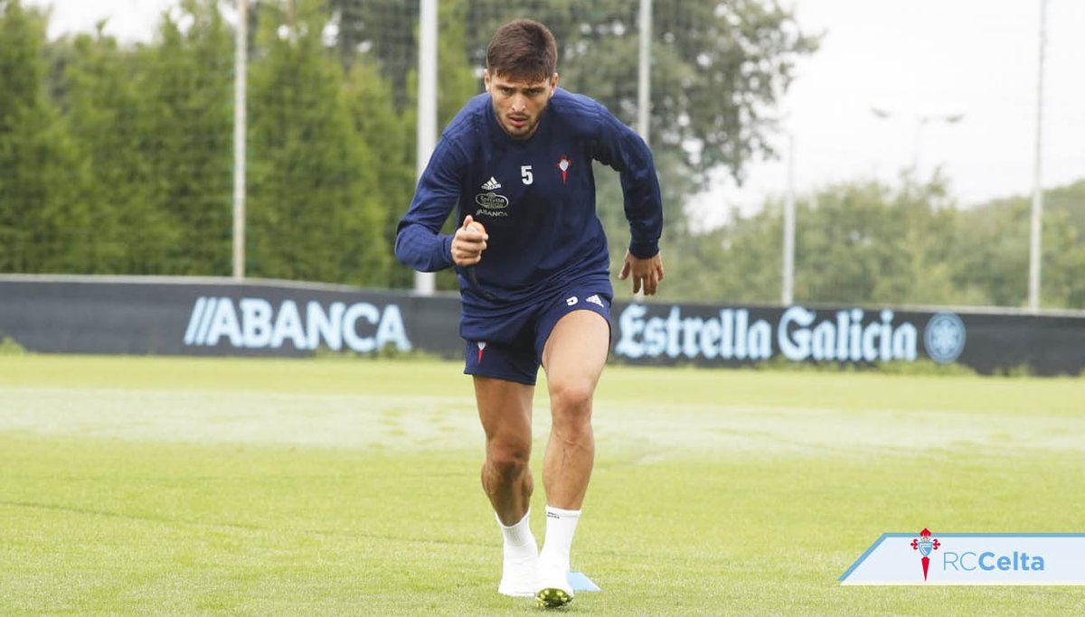  Okay Yokuslu, durante un entrenamiento con el Celta.