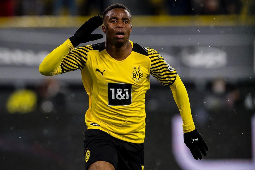  Youssoufa Moukoko con la camiseta del Borussia Dortmund.