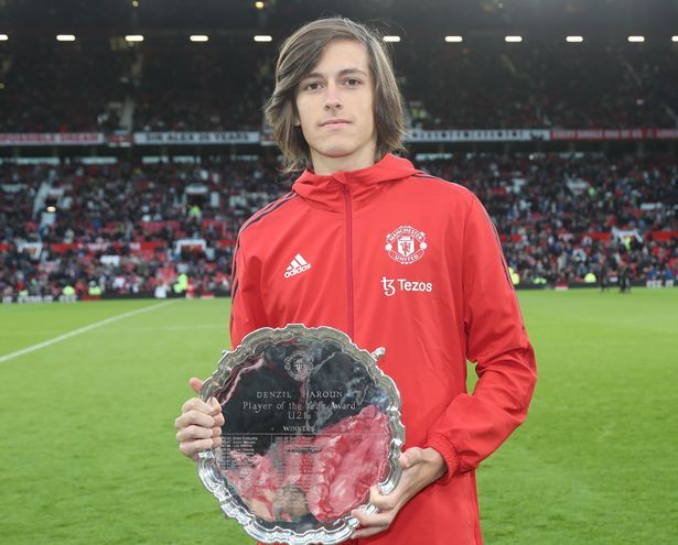 Álvaro Fernández Carreras con el premio 'Denzil Haroun Reserve Team POTY award' (Mejor jugador del año en la cantera) la pasada temporada