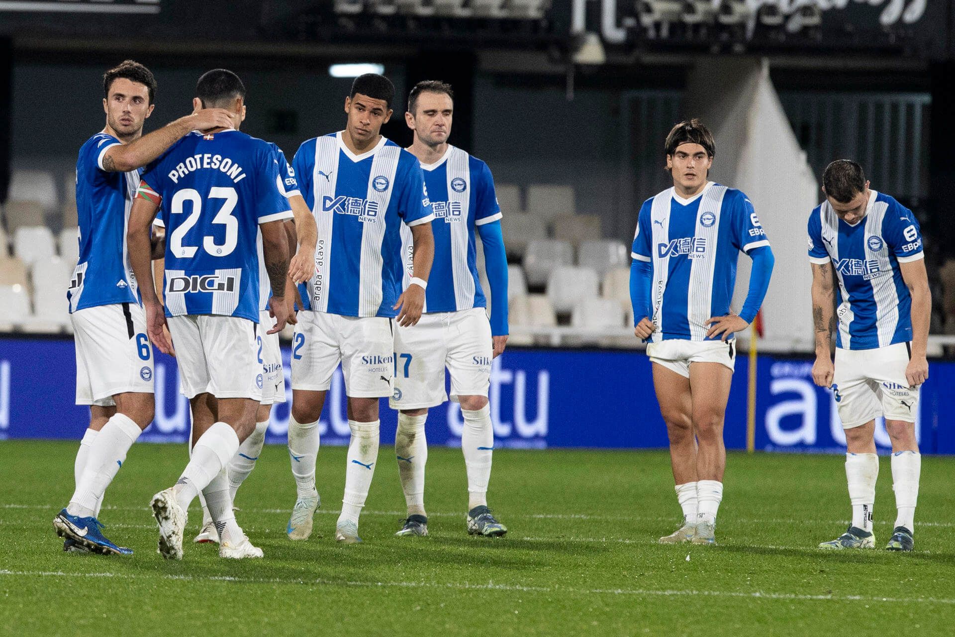  Los jugadores del Deportivo Alavés, tras caer eliminados en Copa.