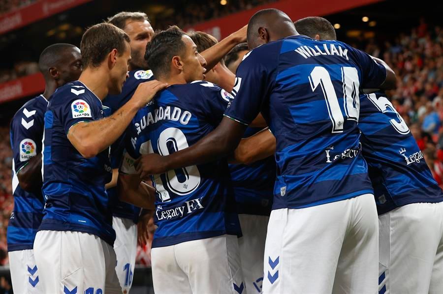  Los jugadores del Betis celebran el gol de Willian José en San Mamés.