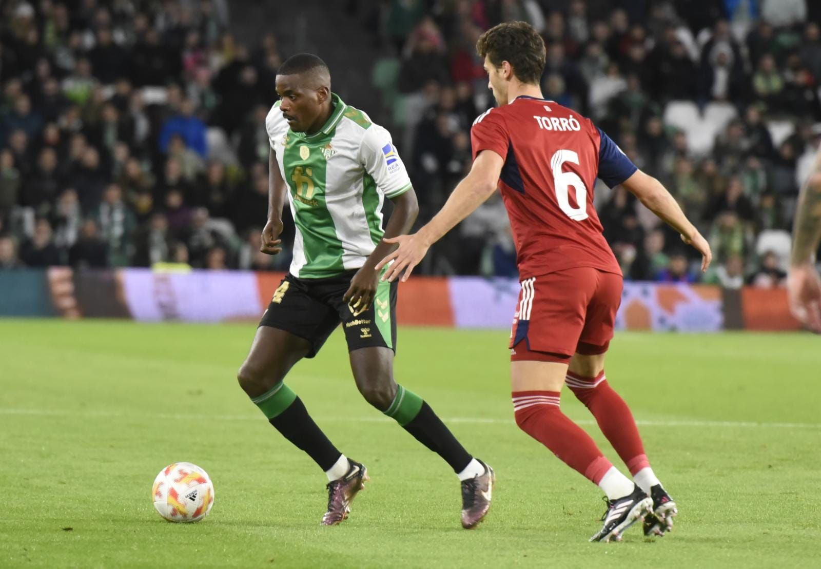  Wiliam Carvalho con el balón (foto: Kiko Hurtado).