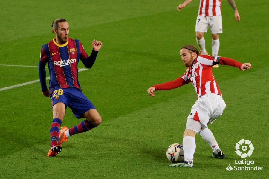 Iker Muniain, ante Mingueza, durante un Barça-Athletic Club. Ahora toca verse en la final de Copa.