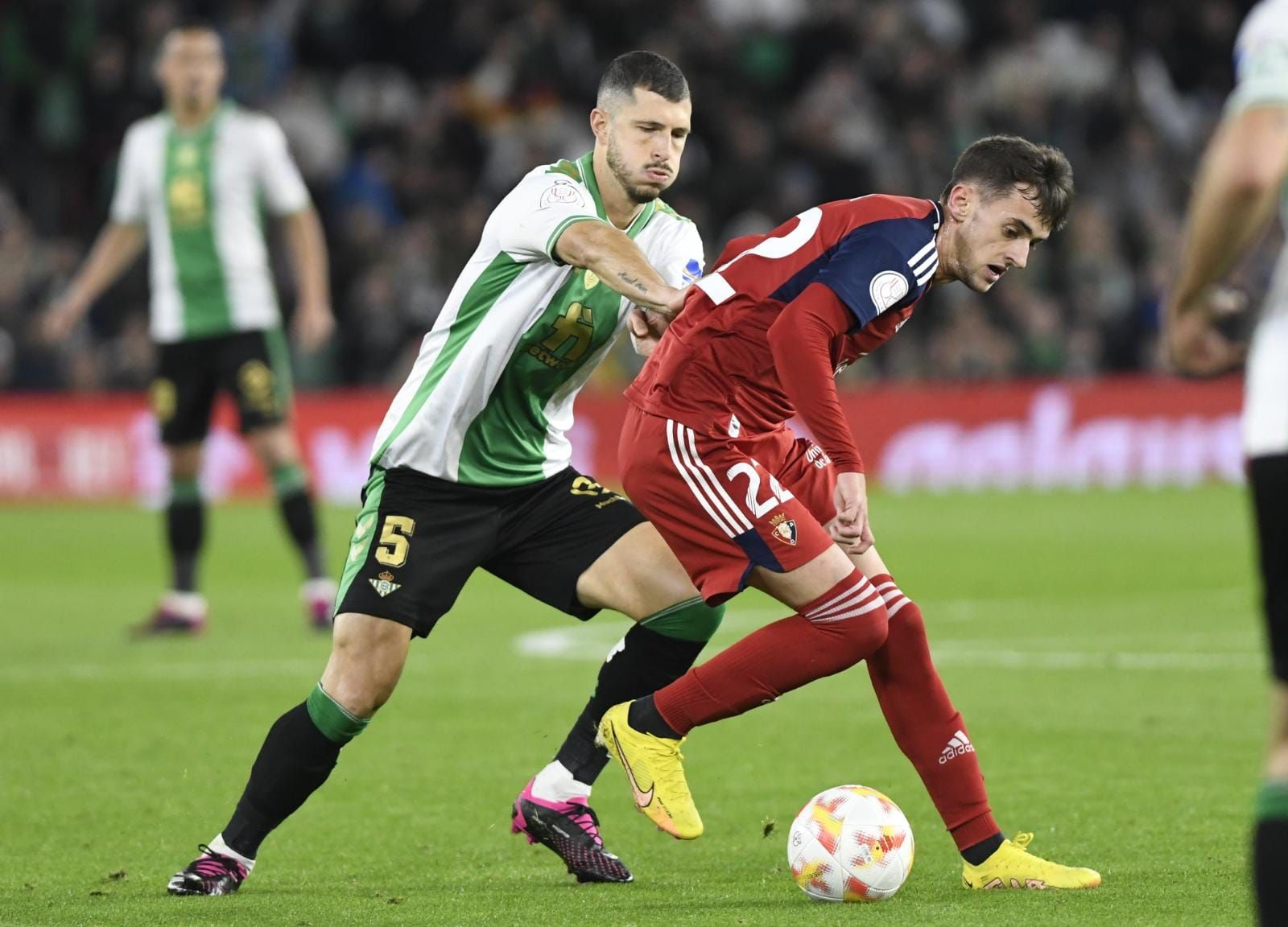 Guido Rodríguez pugna con Oroz en un lance del choque copero.