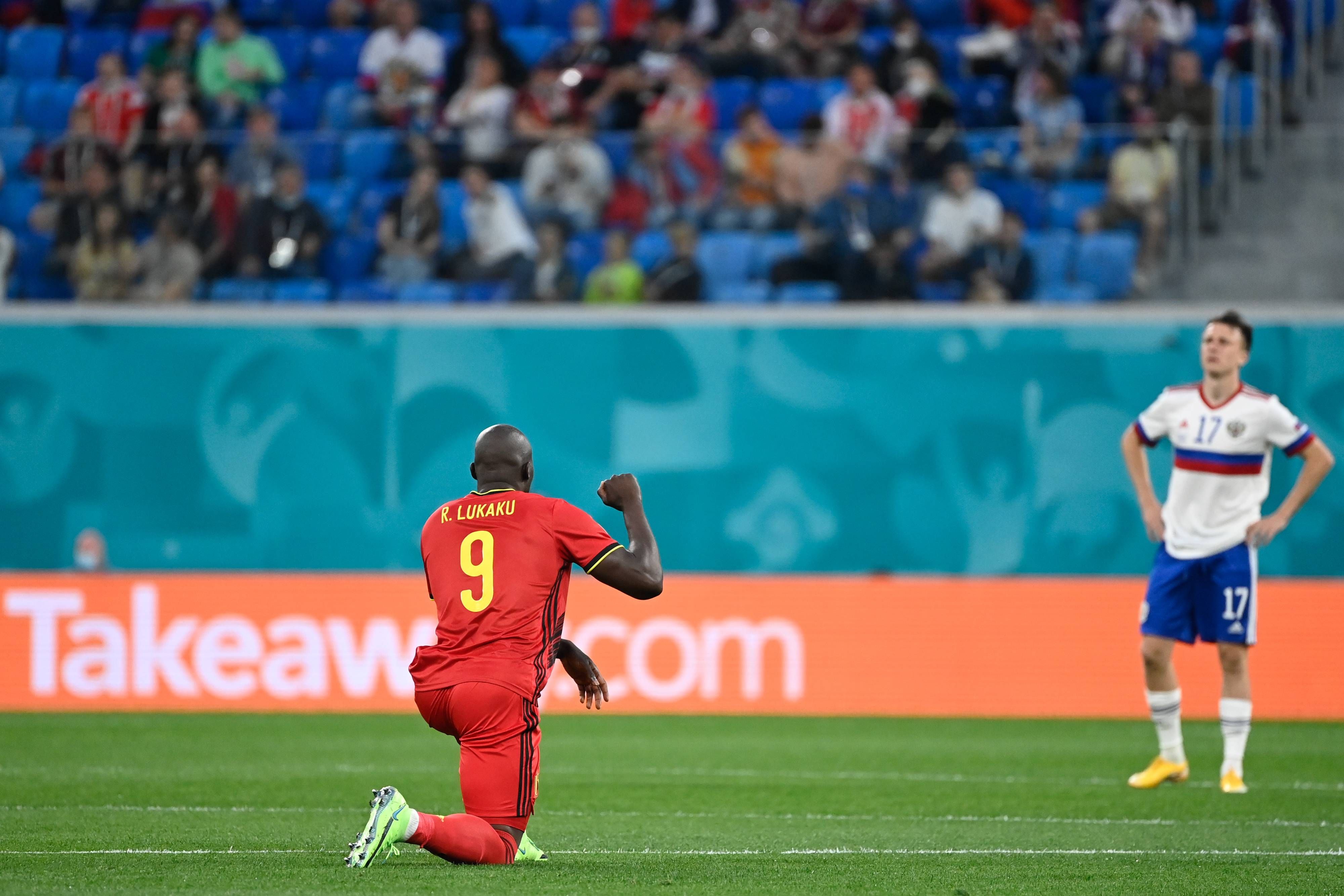 Abucheos para la protesta de Lukaku y los jugadores belgas.