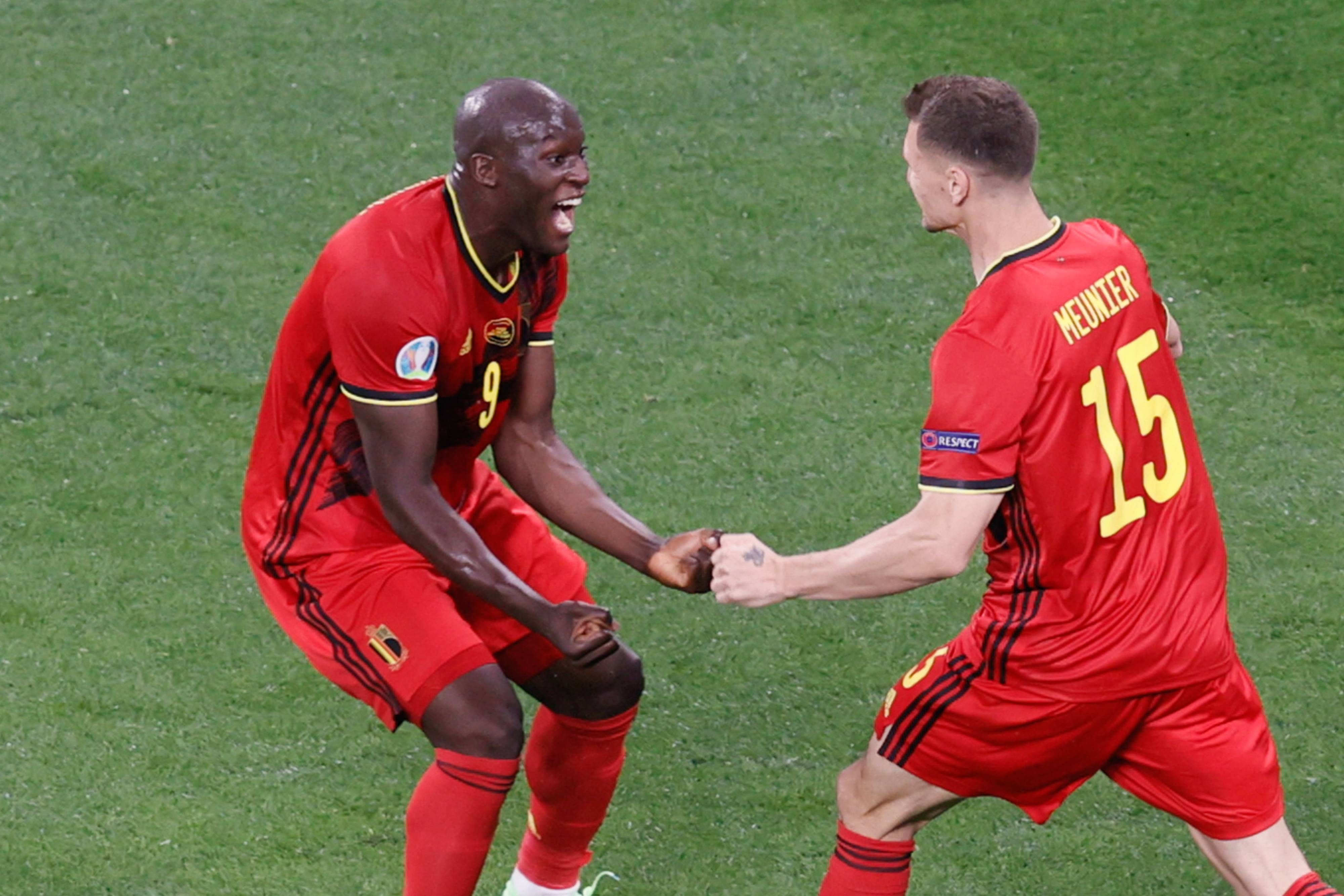  Lukaku celebra un tanto con Meunier.