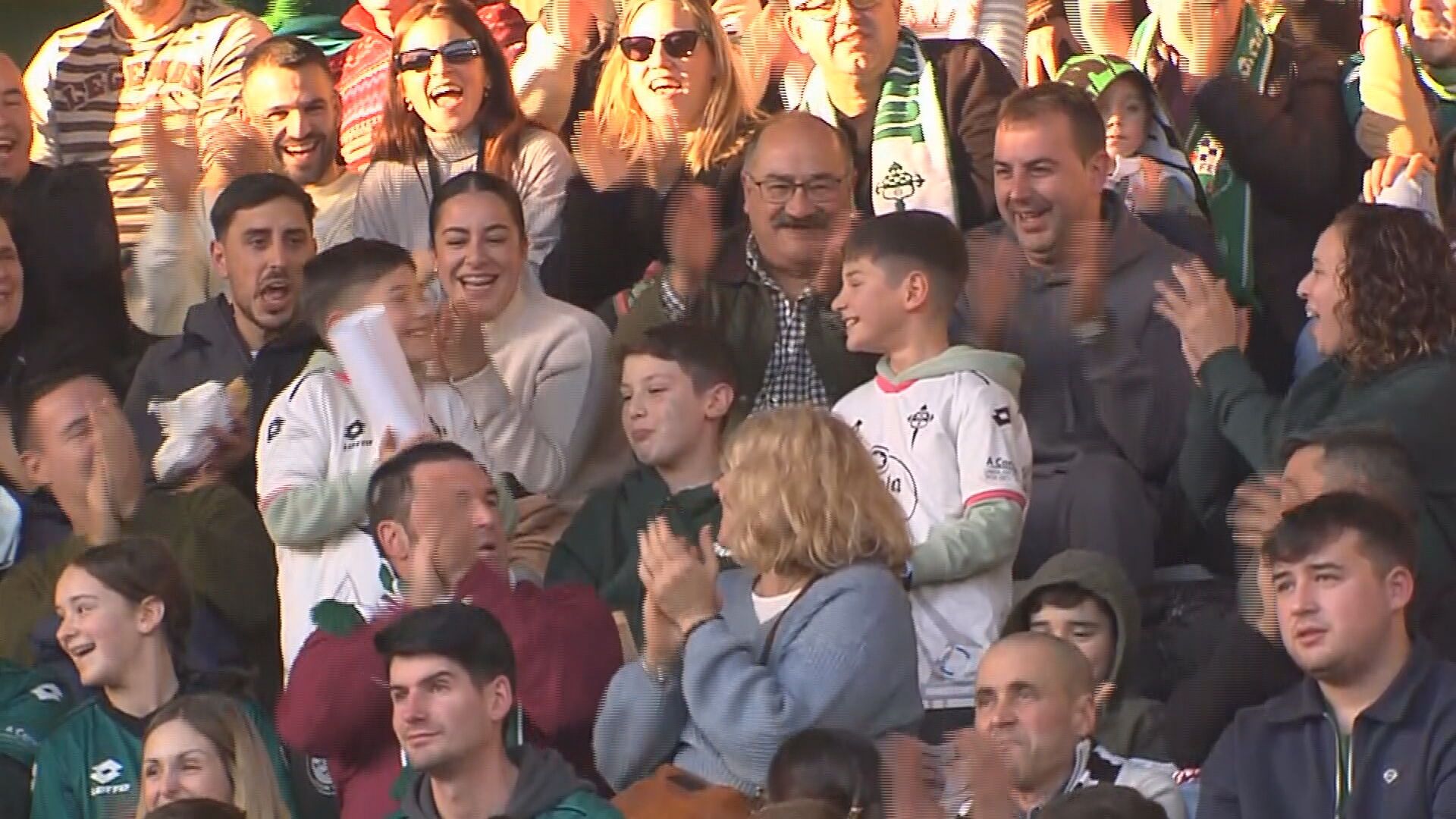  Dos gemelos reciben el cumpleaños feliz durante el Racing de Ferrol y Sevilla