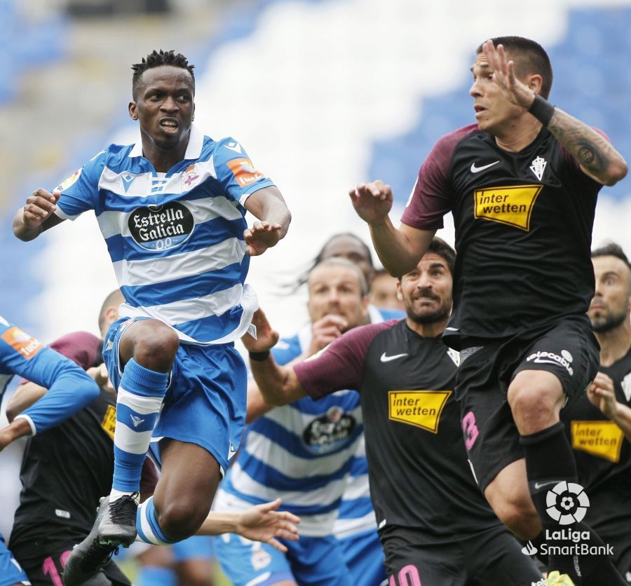  Lance del encuentro entre el Deportivo y el Sporting.