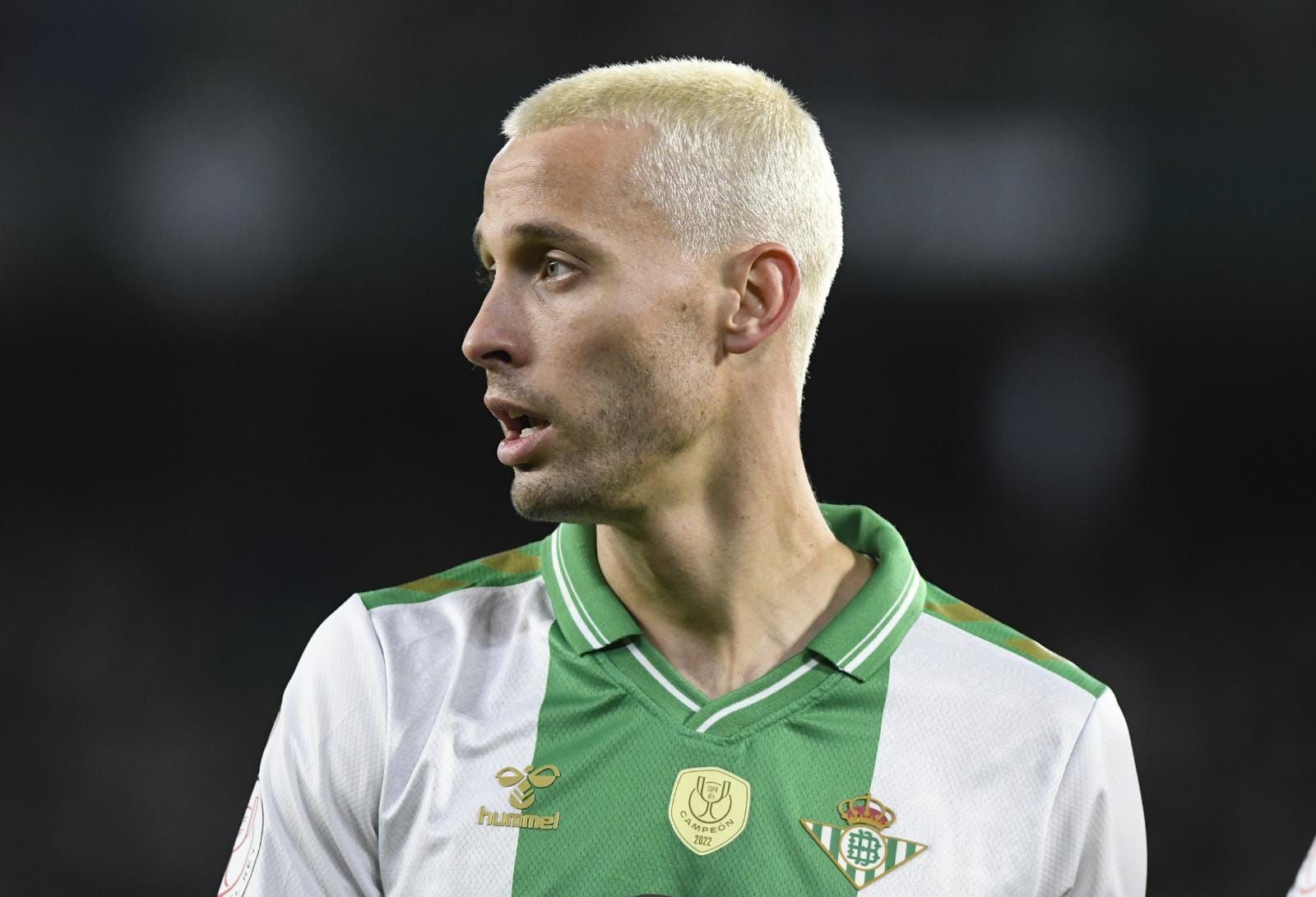 Canales lució un nuevo look ante el Osasuna, aunque el brillo no llegó a su juego.