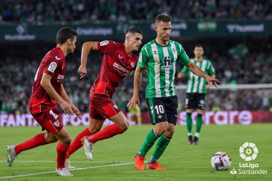 Sergio Canales durante el Betis-Sevilla. Fuente: LaLiga