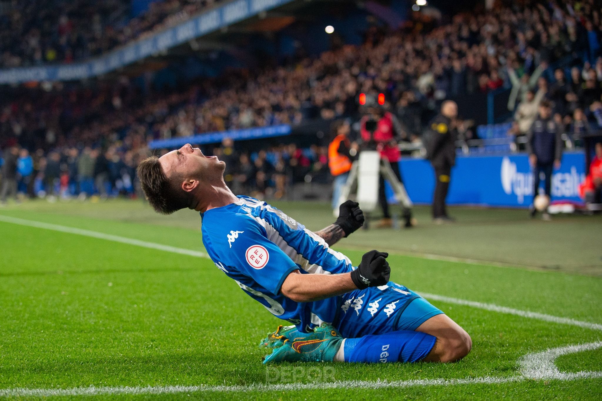  Max Svensson, delantero del Deportivo, celebrando su tanto ante el Racing