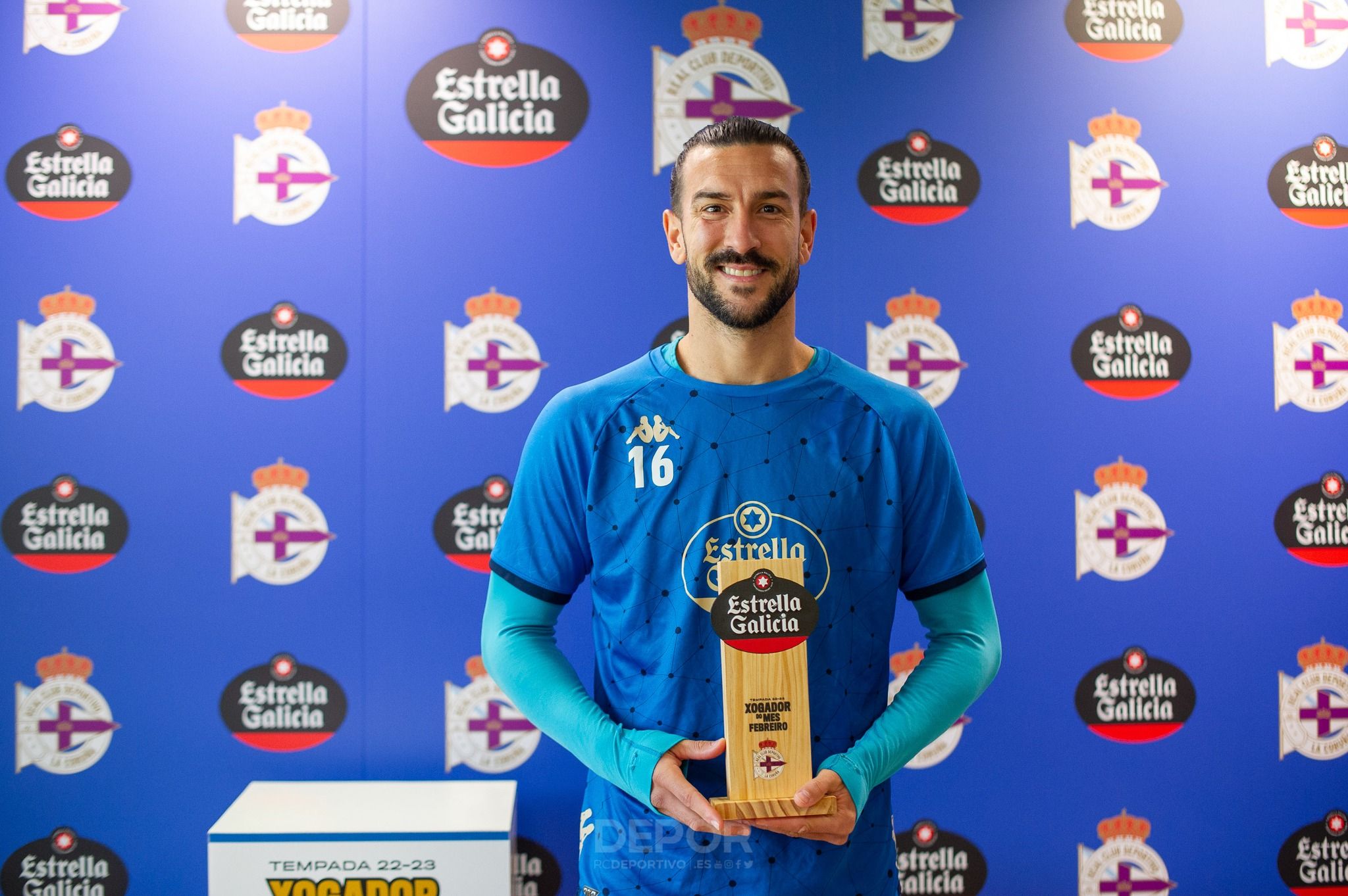 Pablo Martínez, jugador del Deportivo con el premio al jugador del mes