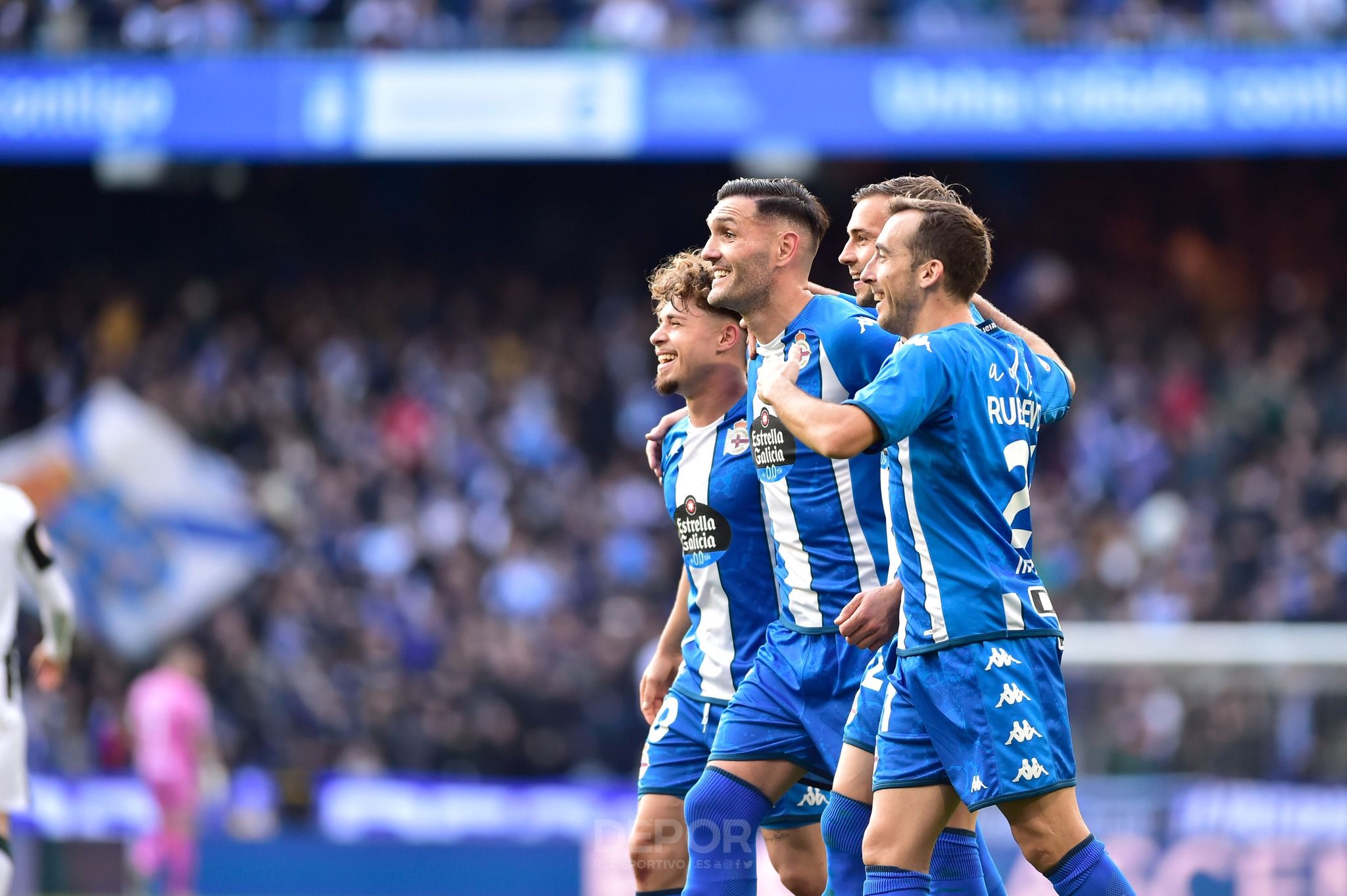  El Deportivo celebra uno de sus goles ante el Badajoz
